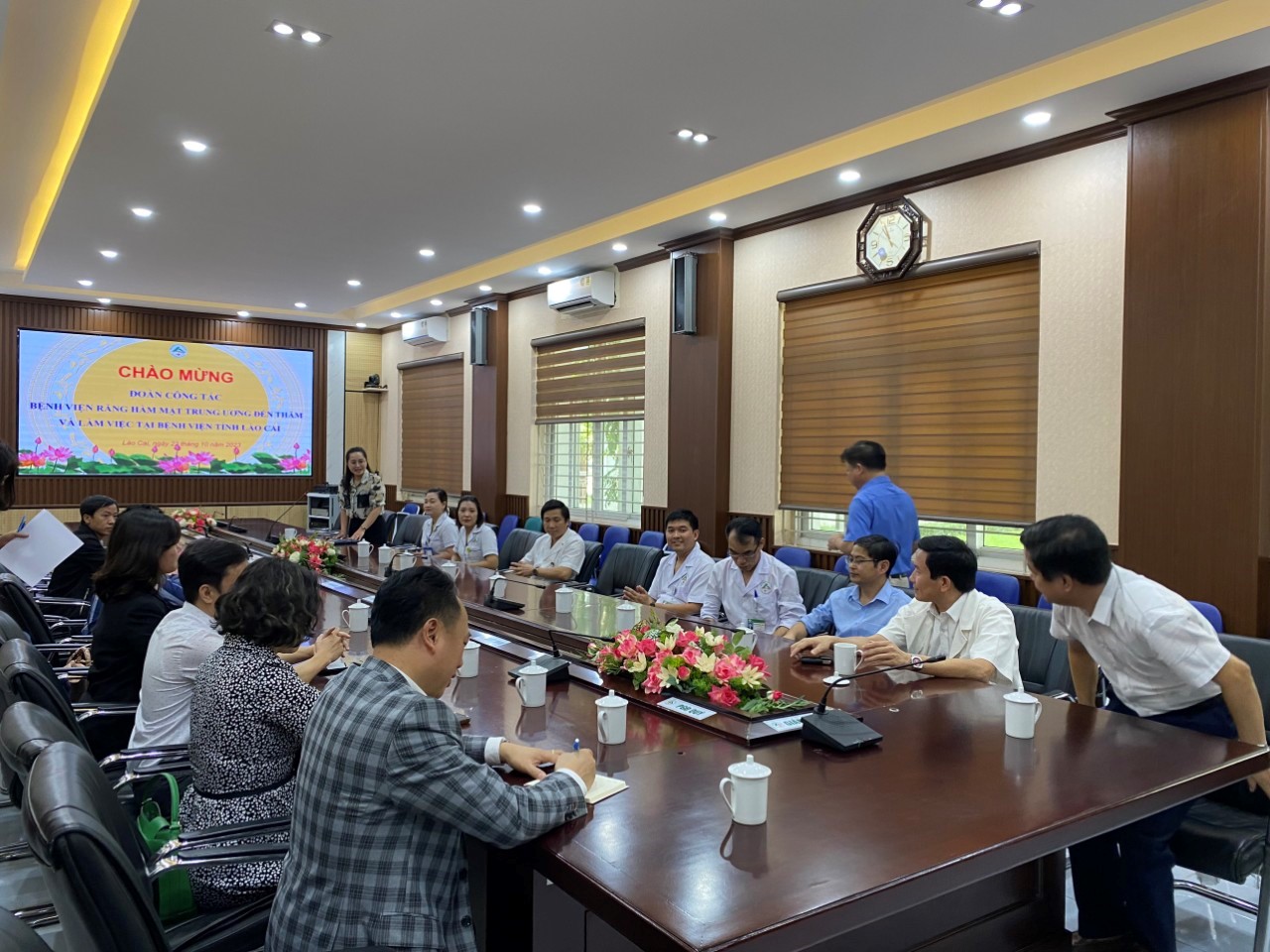 BỆNH VIỆN RĂNG HÀM MẶT TRUNG ƯƠNG HÀ NỘI LÀM VIỆC VÀ TRAO ĐỔI THÔNG TIN VỀ TRIỂN KHAI ĐỀ ÁN 5628 TẠI LÀO CAI 